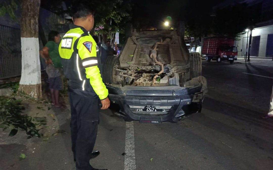 Diduga Mengantuk, Mobil Anggota GP Ansor Tabrak Tiang Telepon